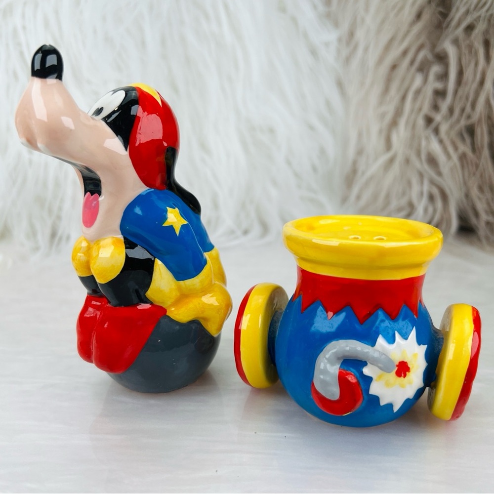 Vintage Disney Goofy salt and pepper shaker set
